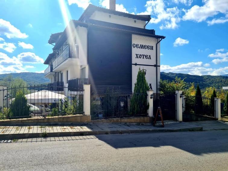 Family Hotel Bela Tryavna Bagian luar foto