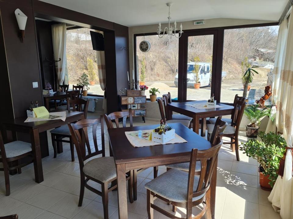 Family Hotel Bela Tryavna Bagian luar foto