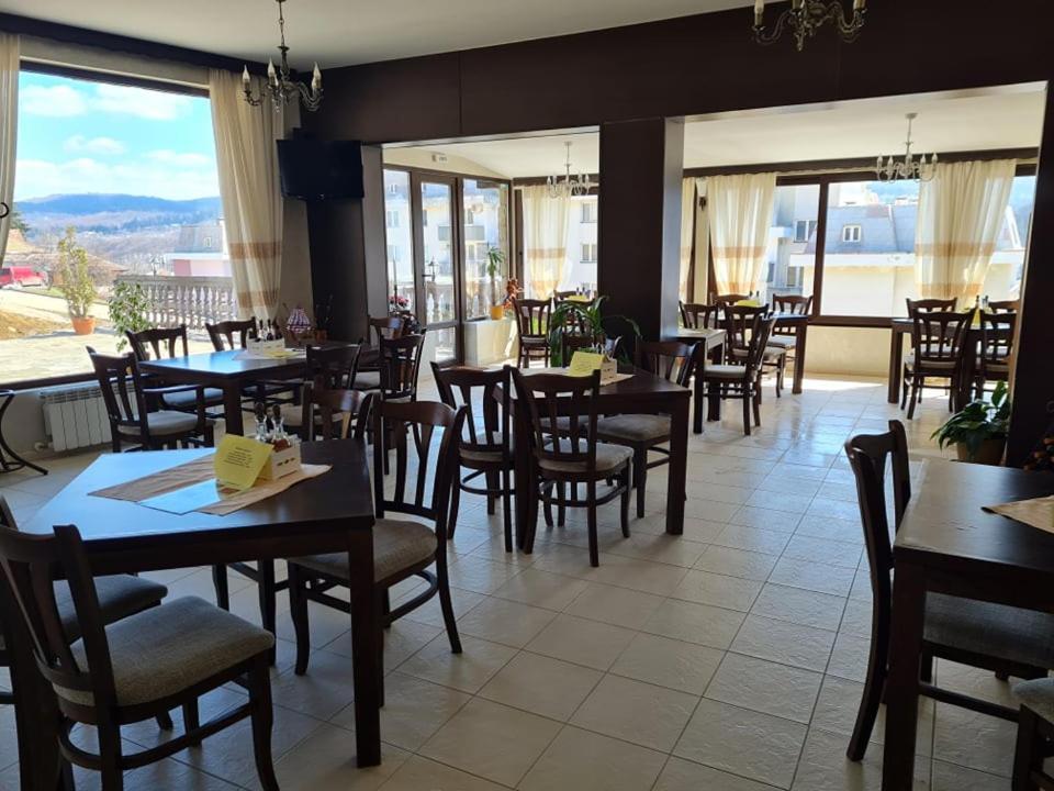 Family Hotel Bela Tryavna Bagian luar foto