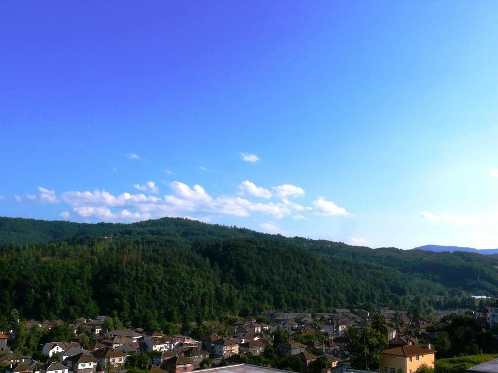 Family Hotel Bela Tryavna Bagian luar foto
