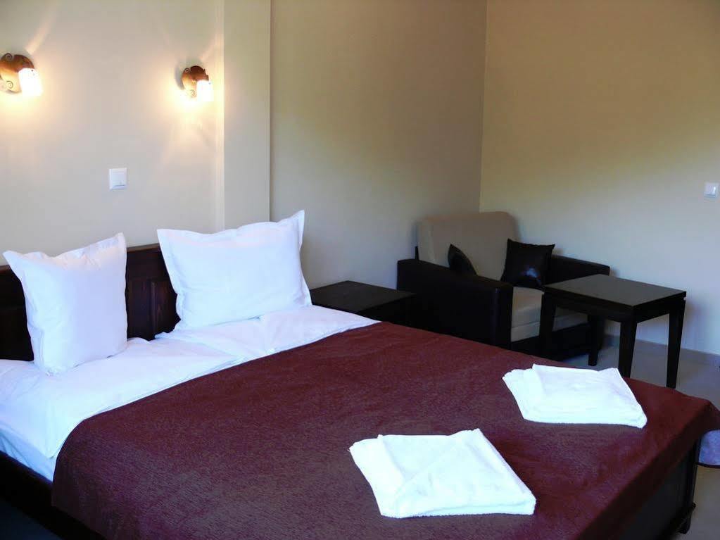 Family Hotel Bela Tryavna Bagian luar foto